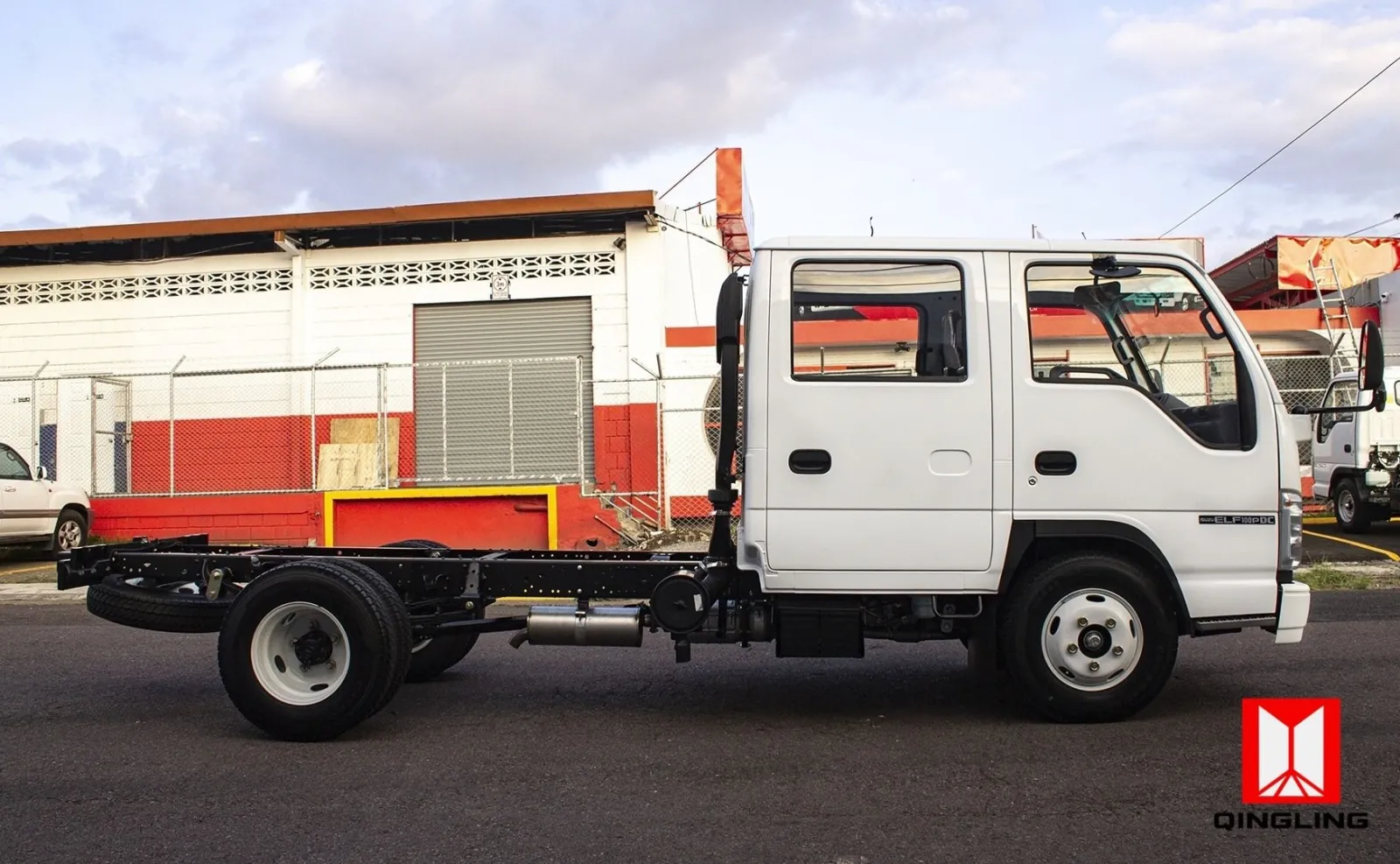 Isuzu ELF 100P Doble Cabina - foto 2