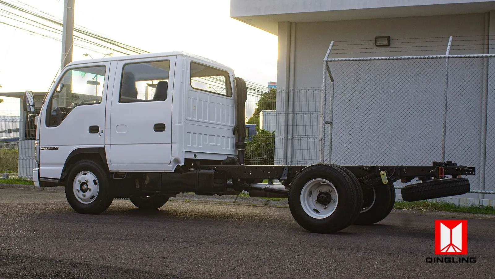 Isuzu ELF 100P Doble Cabina - foto 3
