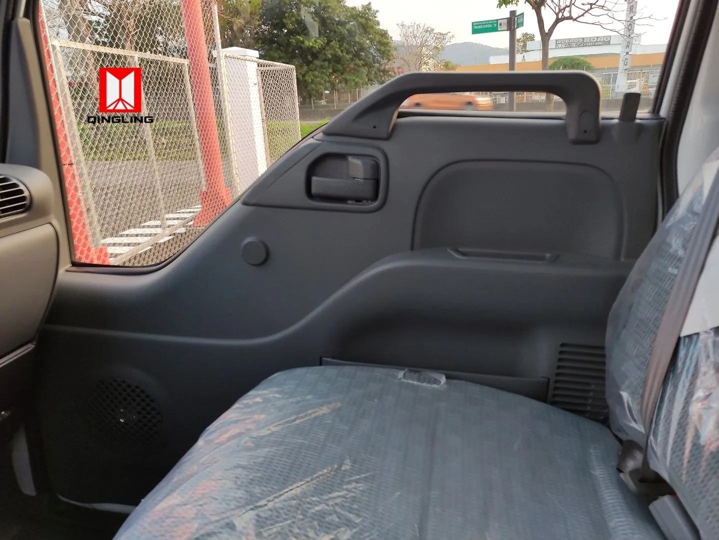 Isuzu ELF 100P Doble Cabina - foto 6