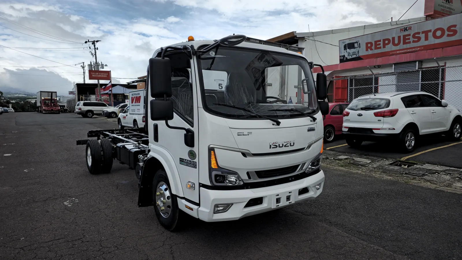 Isuzu M600 - foto 1